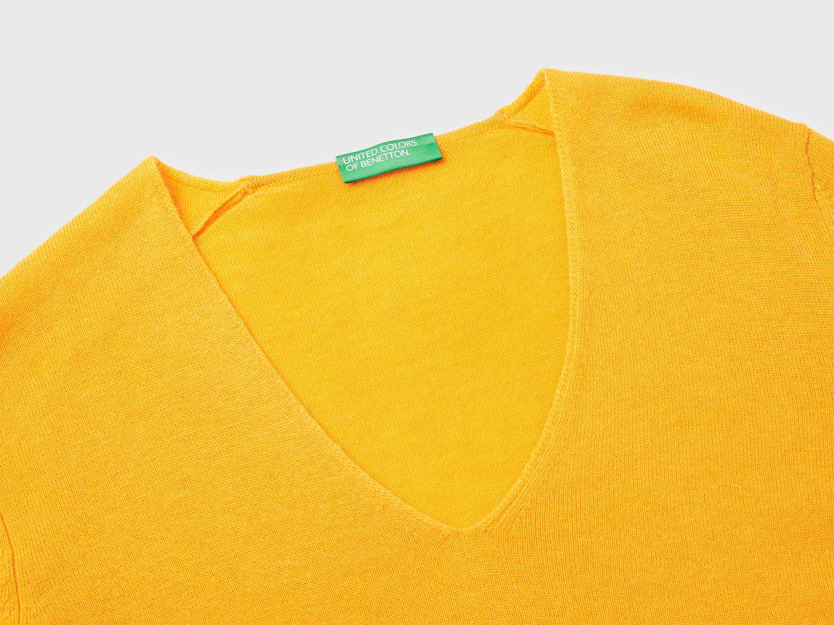 Maglione giallo ocra con scollo a V in pura lana Merino