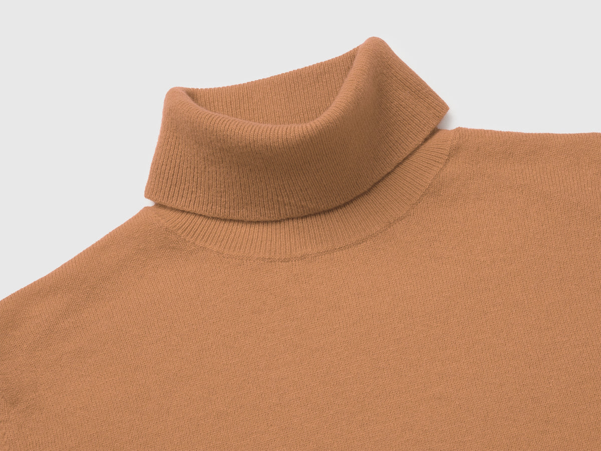 Maglione dolcevita cammello in pura lana Merino