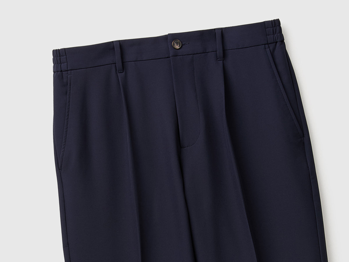 Pantaloni con pinces e piega