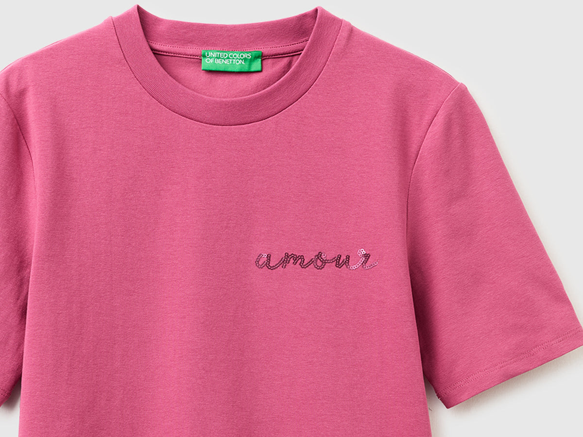 T-shirt con ricamo "amour"