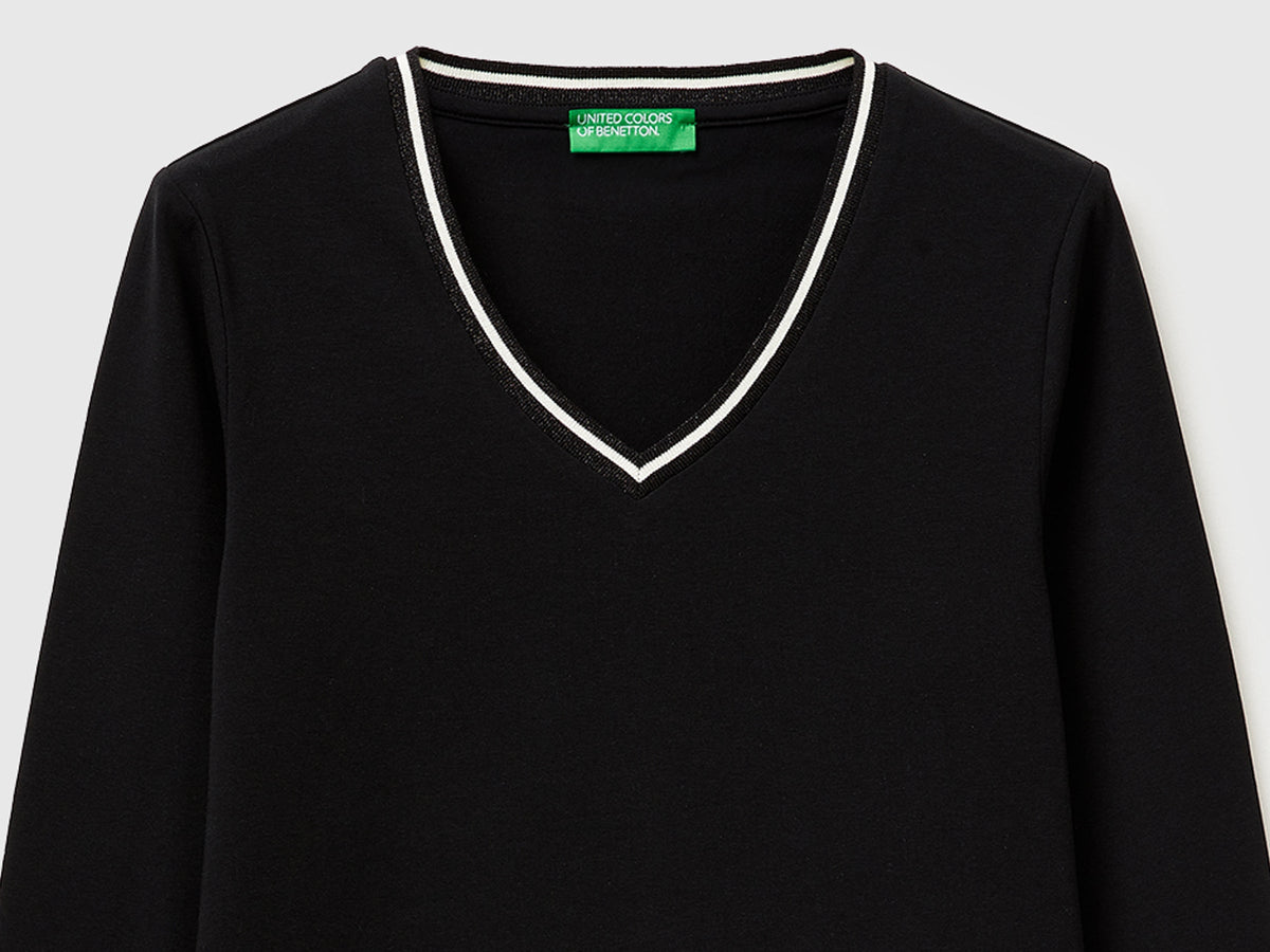 T-shirt aderente scollo a V