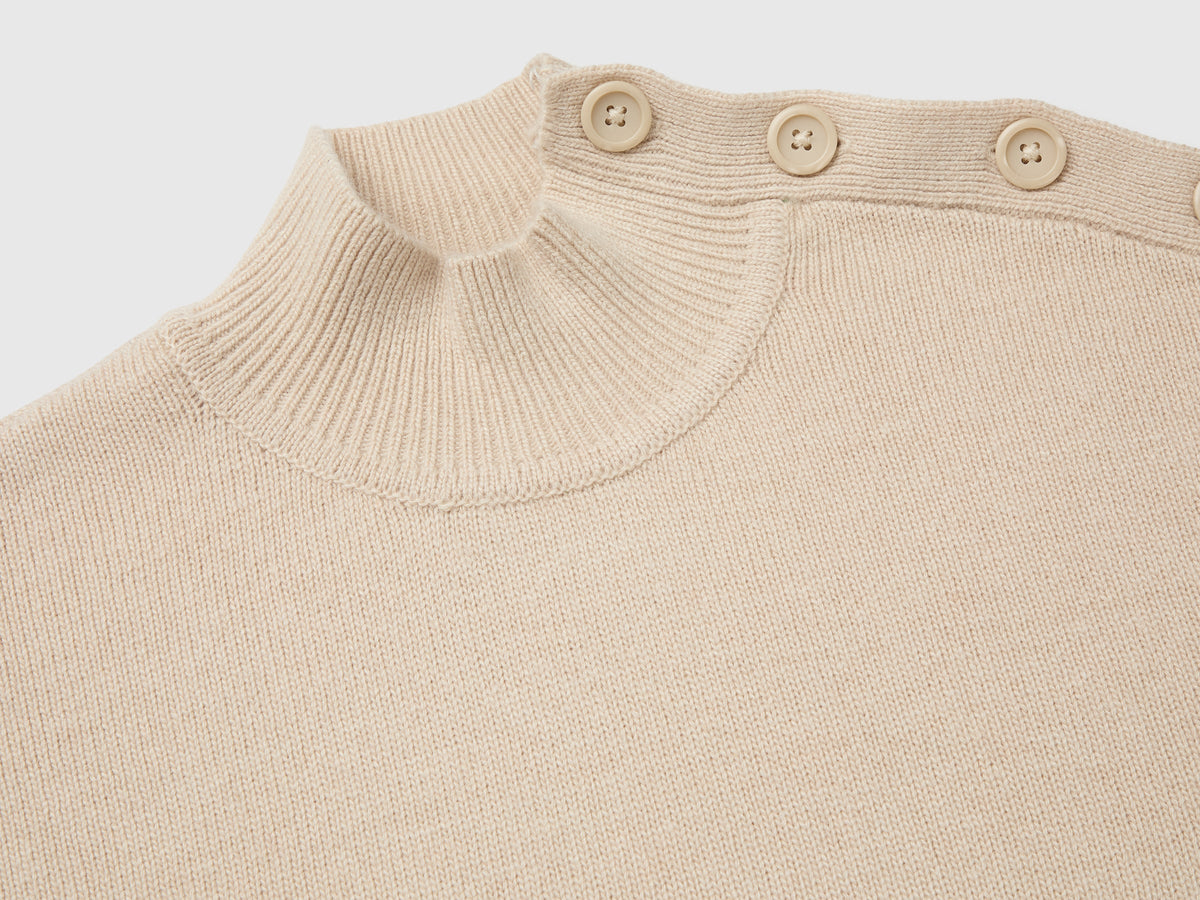 Maglia con bottoni sulla spalla