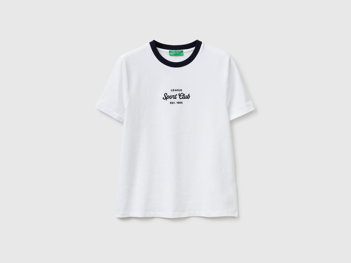 T-shirt con stemma ricamato