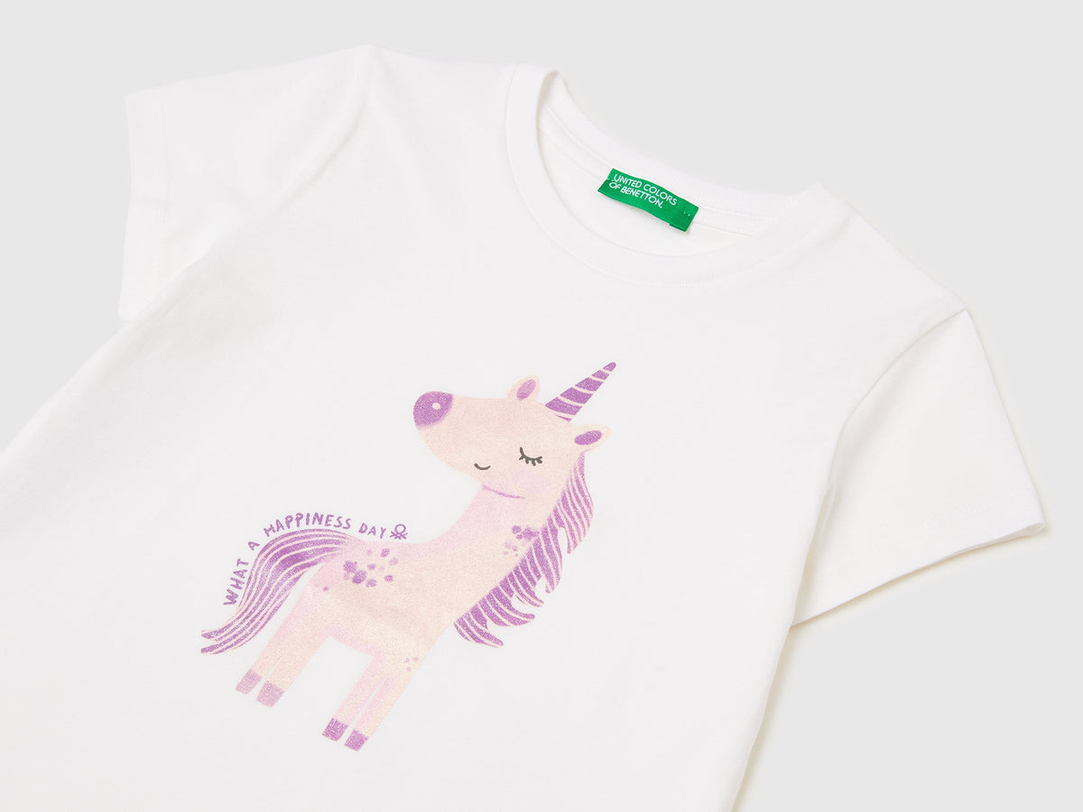 T-shirt con stampa e glitter
