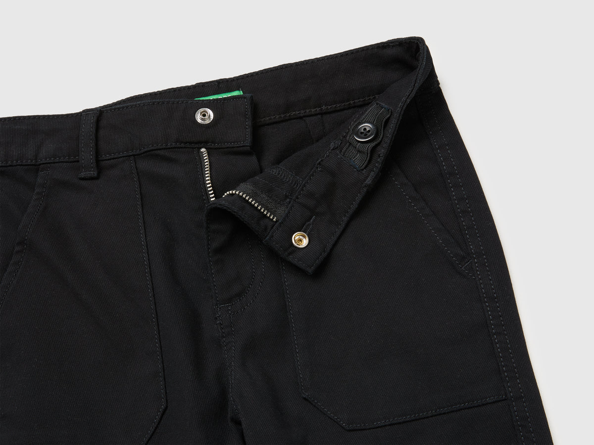 Pantaloni cargo a zampa