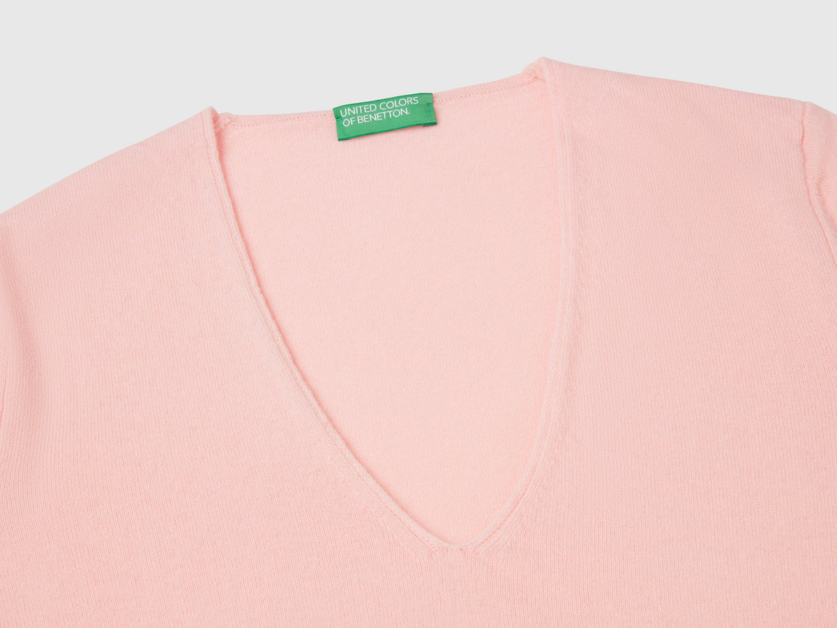 Maglione rosa cipria con scollo a V in pura lana Merino