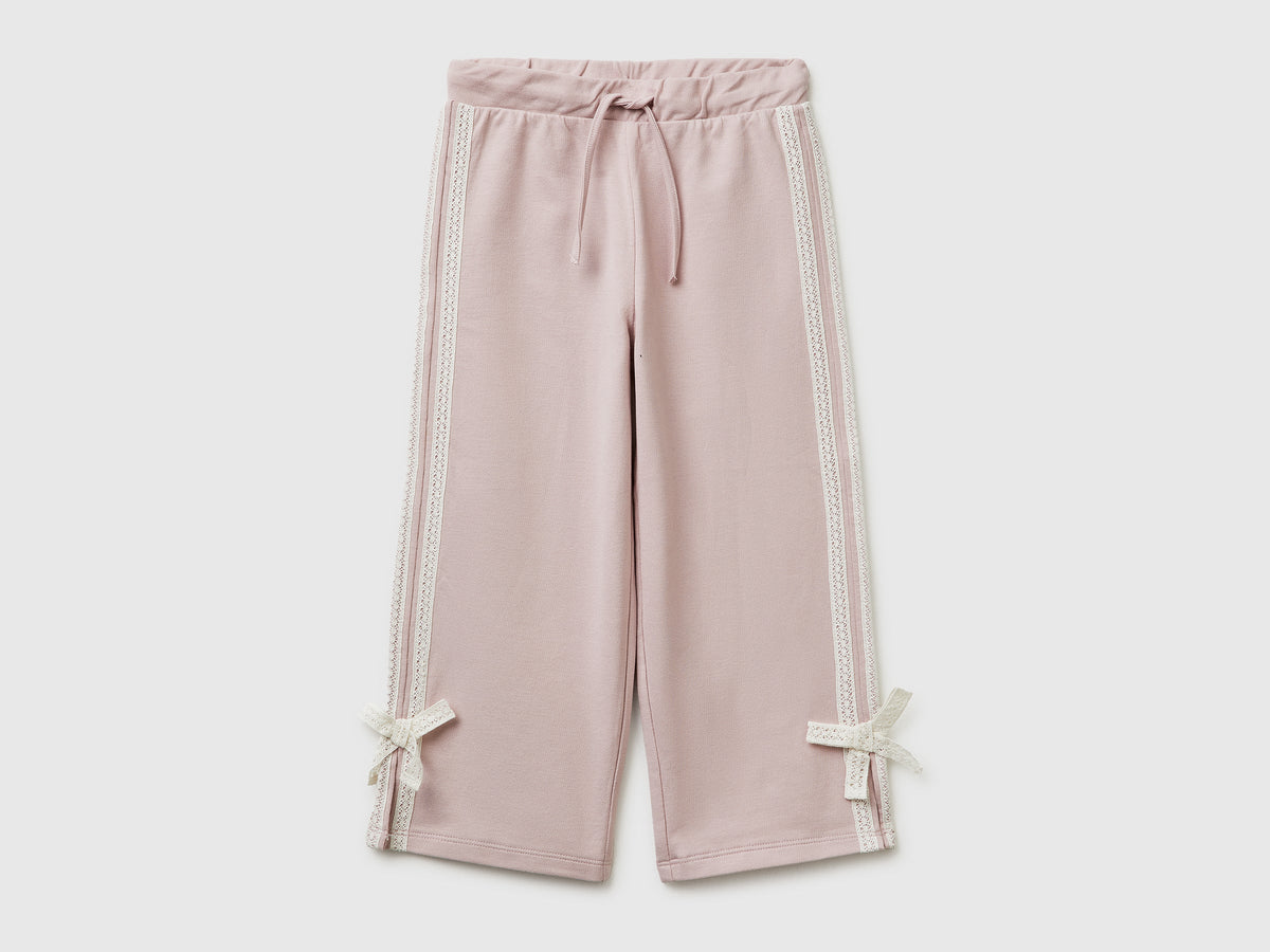 Pantaloni con pizzo e fiocchetti