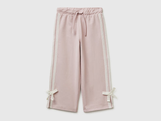 Pantaloni con pizzo e fiocchetti