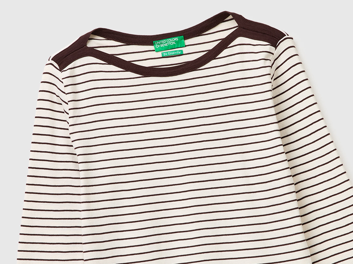 T-shirt a righe con scollo a barchetta