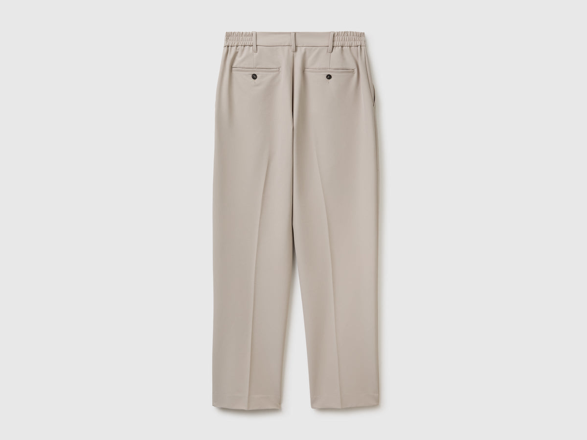 Pantaloni con pinces e piega