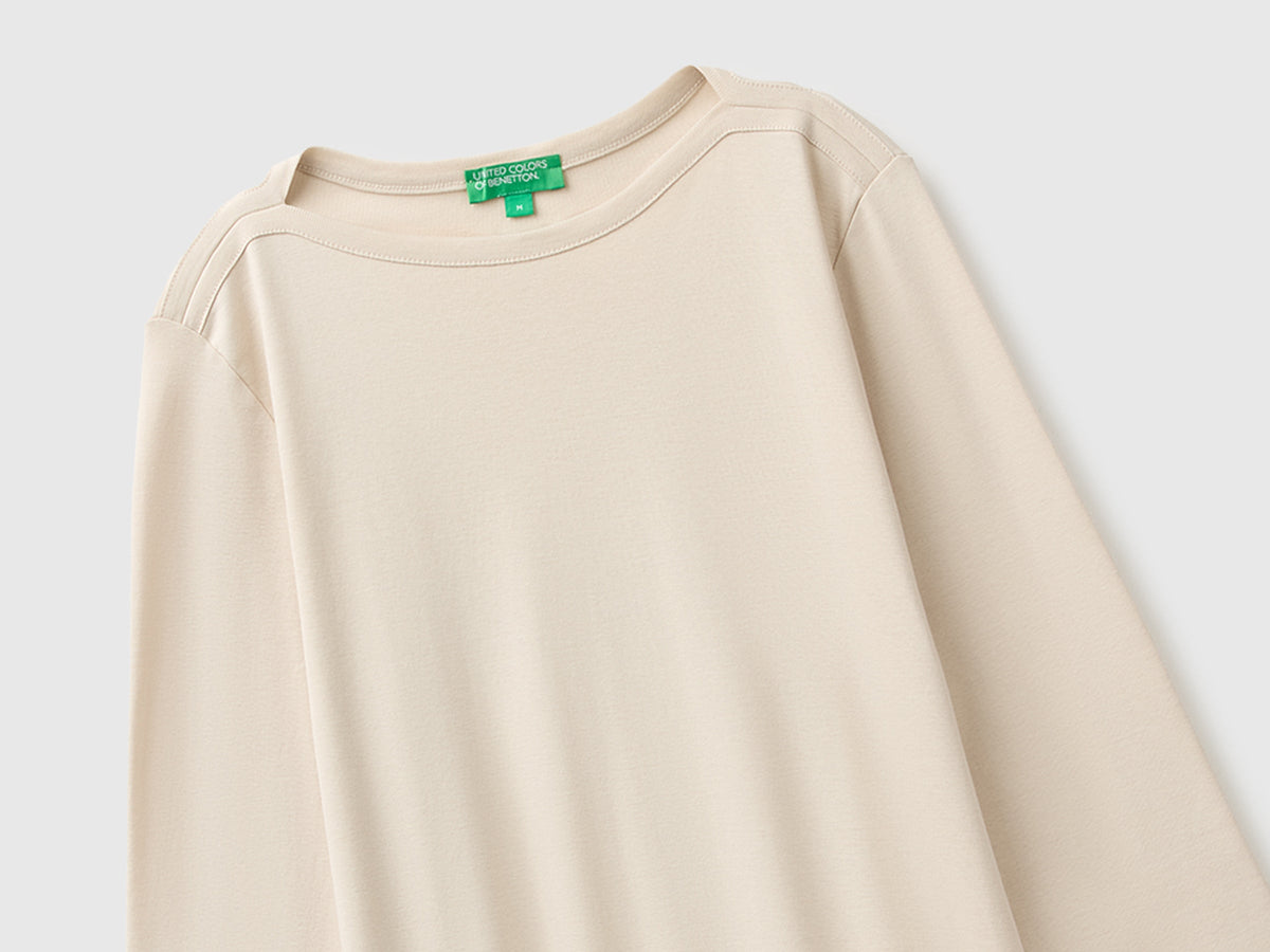 T-shirt slim fit con scollo a barchetta