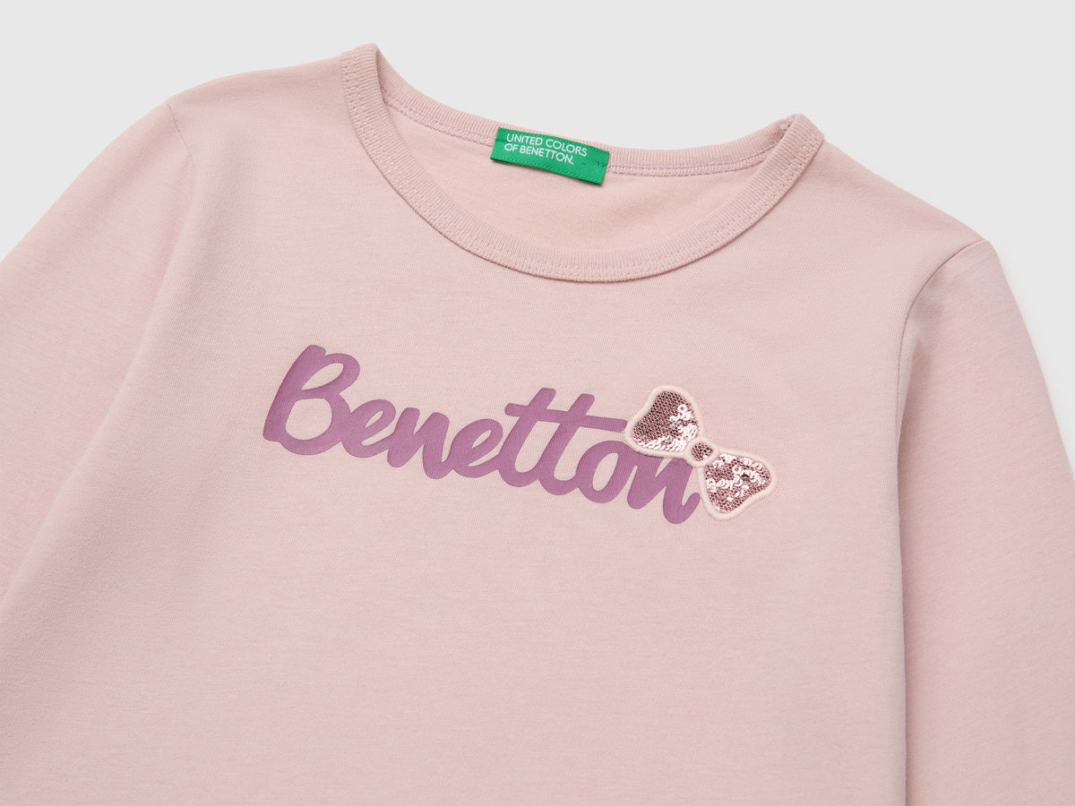 T-shirt con stampa e paillettes