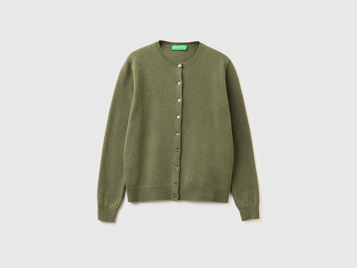 Cardigan girocollo verde militare in pura lana Merino