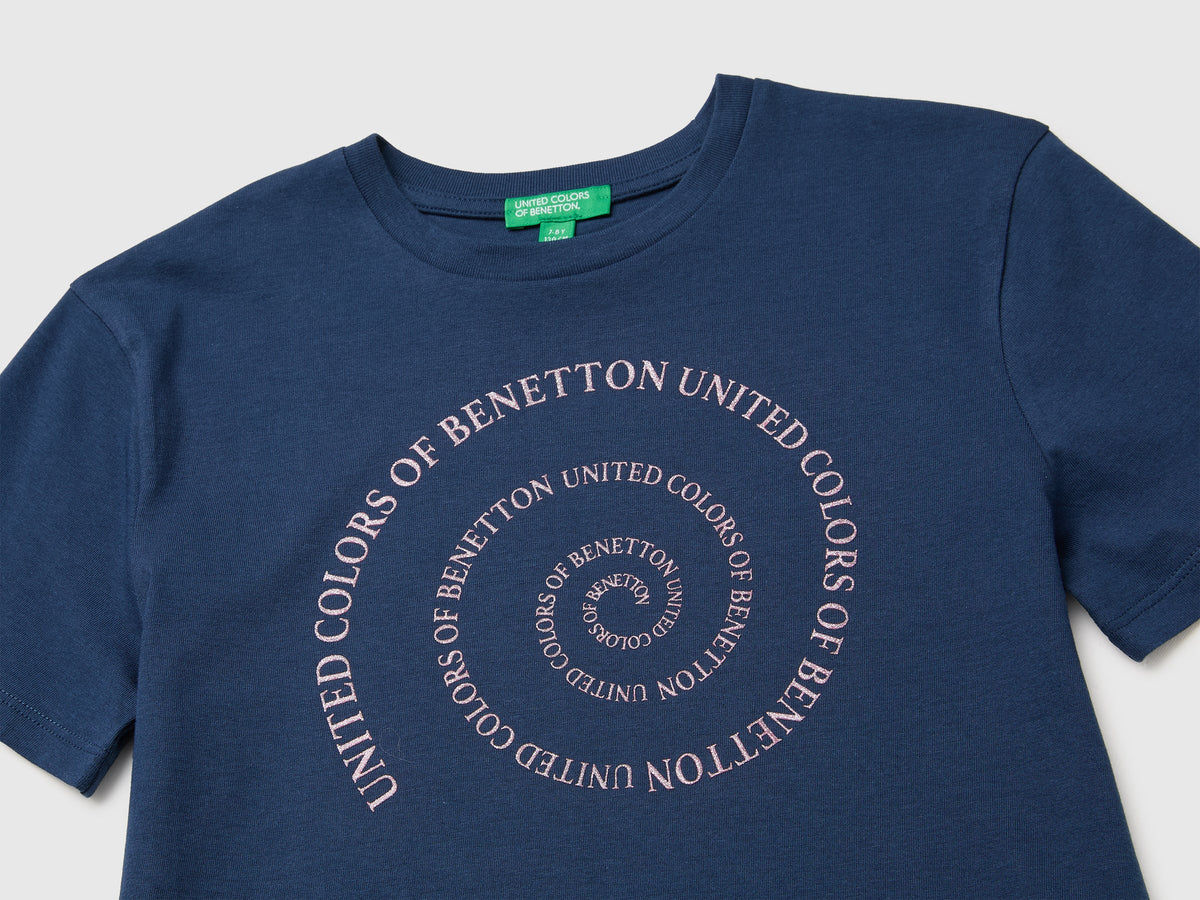 T-shirt con stampa glitter