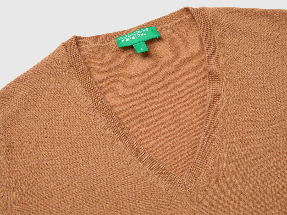 Maglia scollo a V cammello in pura lana Merino