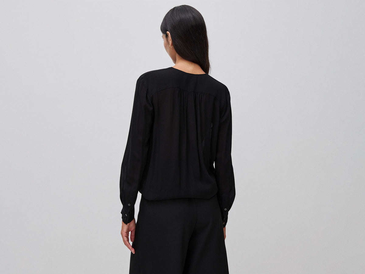 Blusa fluida con laccetto