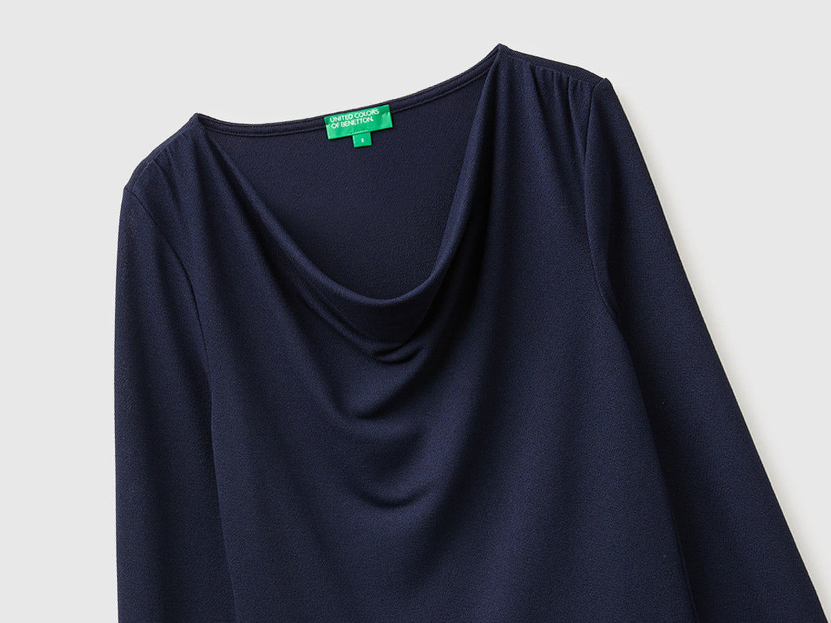 Maglietta con drappeggio sullo scollo