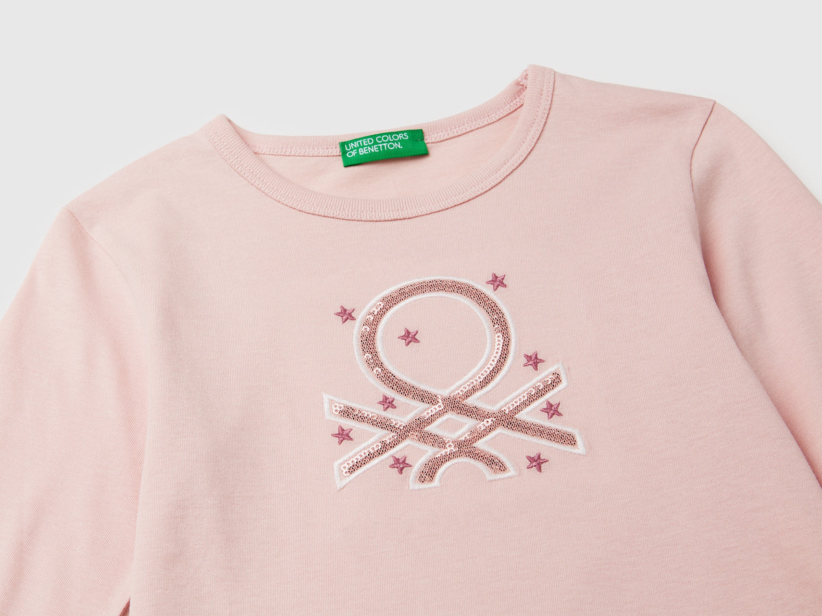 T-shirt con stampa e paillettes