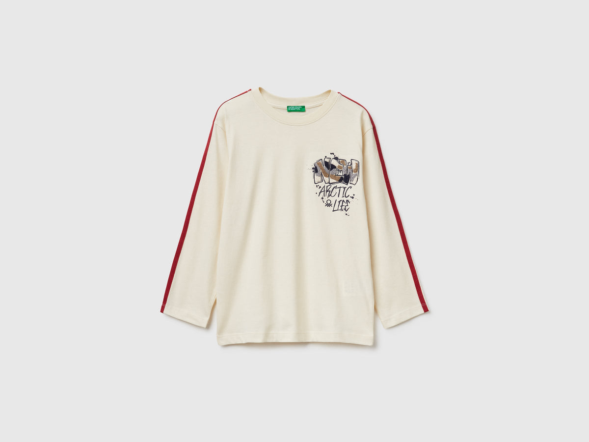 T-shirt con stampa graffiti