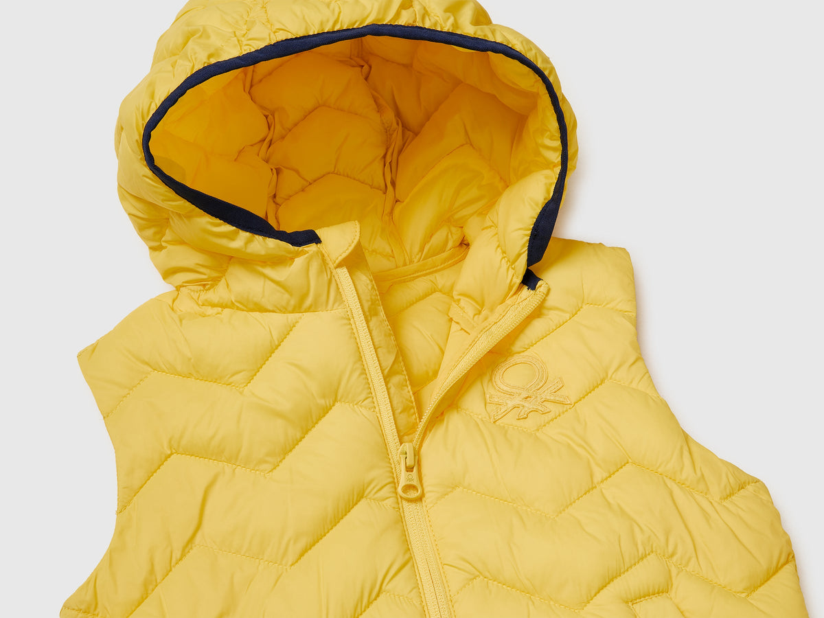 Gilet imbottito con cappuccio