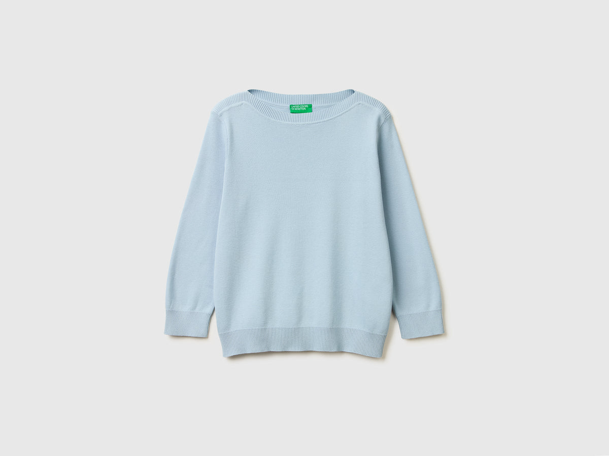 Maglia azzurra con scollo a barchetta