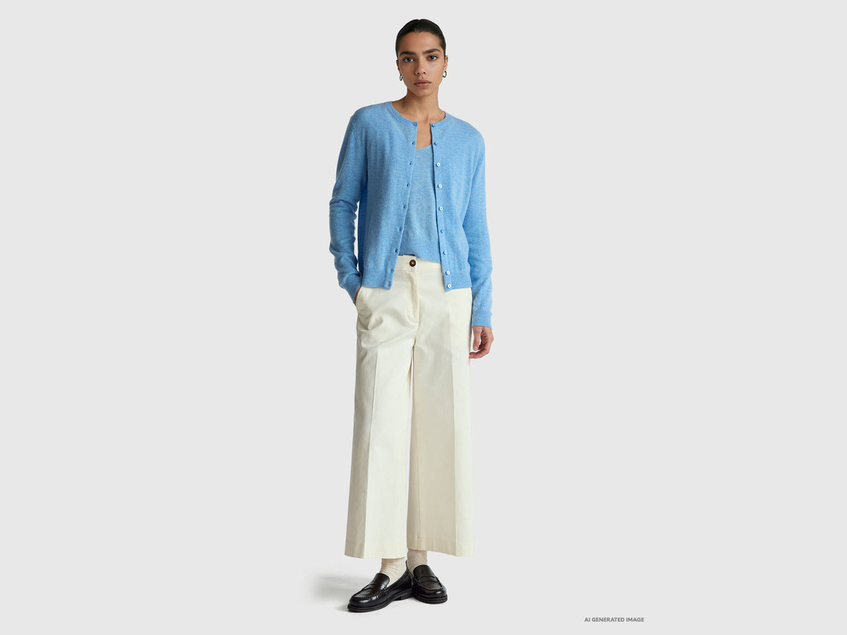 Maglione azzurro con scollo a V in pura lana Merino