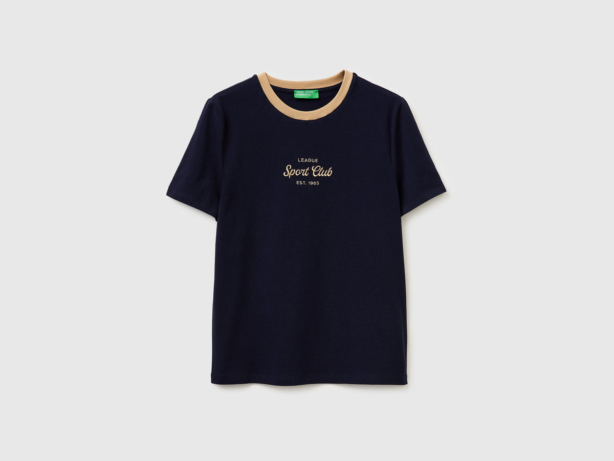 T-shirt con stemma ricamato