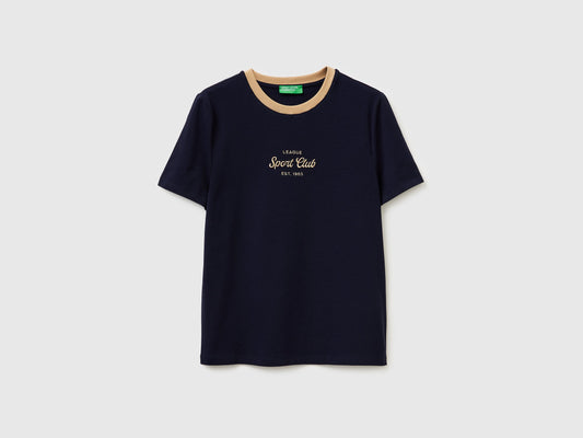 T-shirt con stemma ricamato