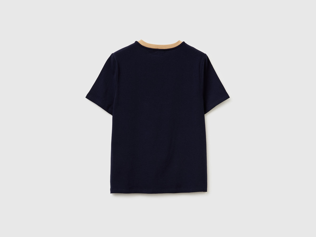 T-shirt con stemma ricamato