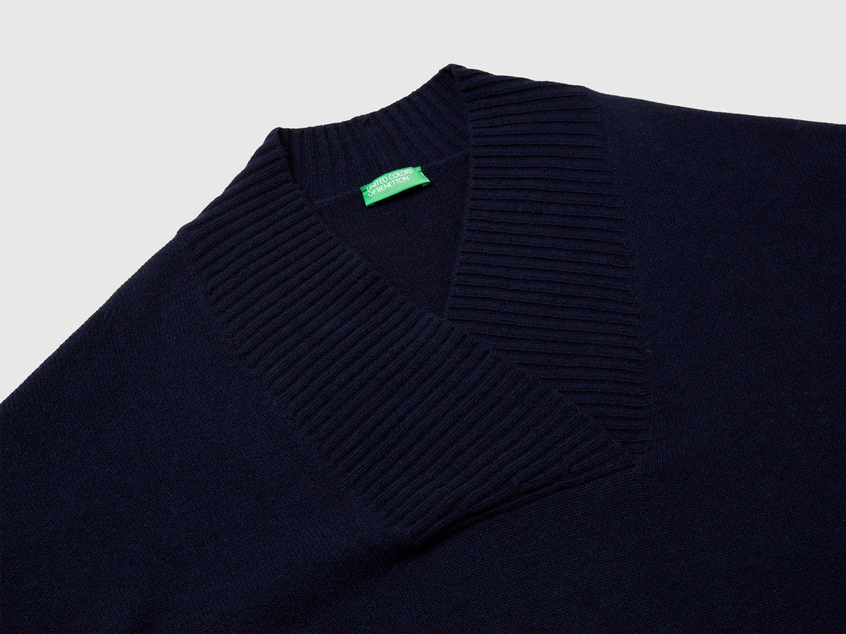 Maglione boxy fit con scollo a V