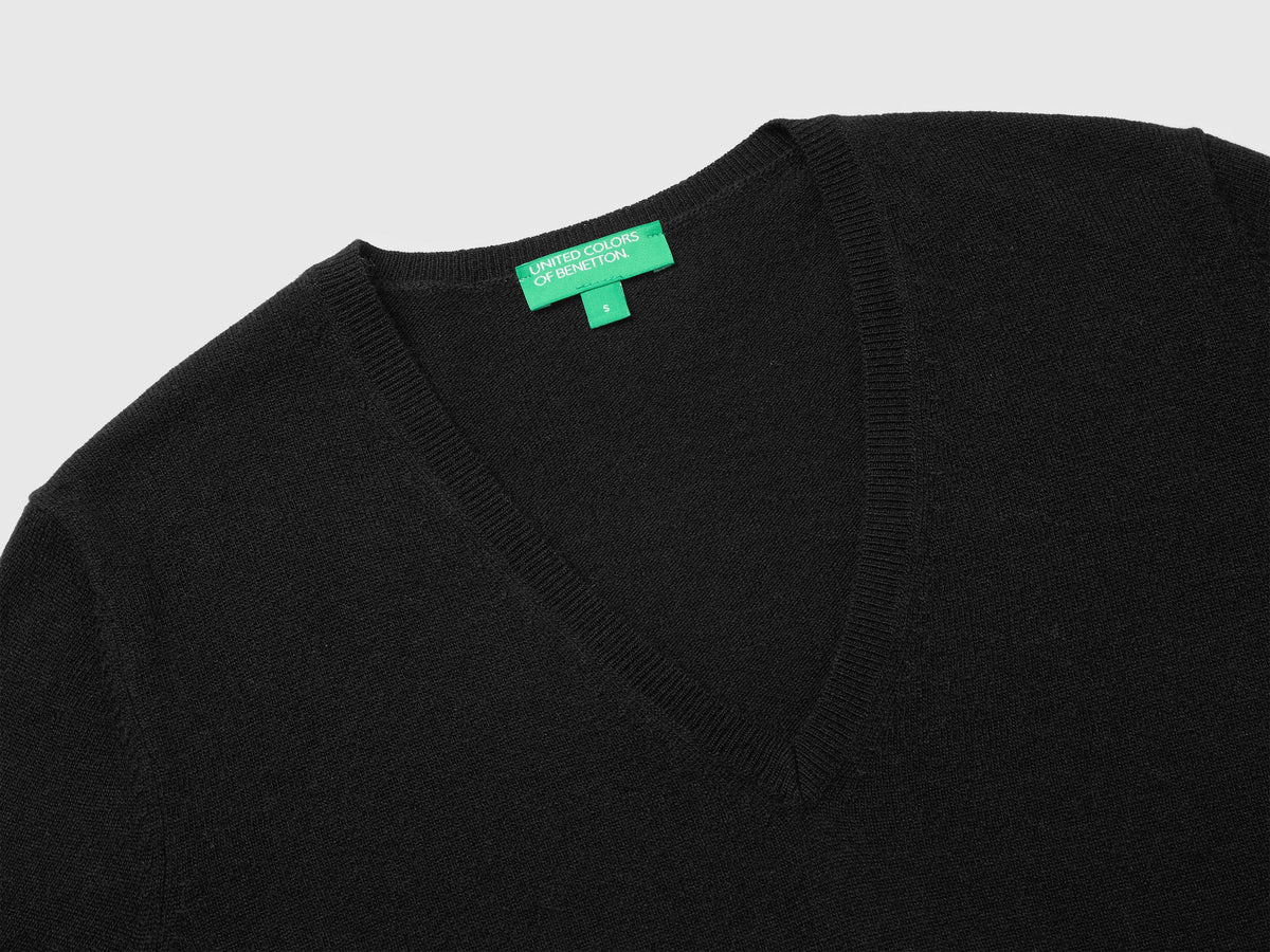 Maglia scollo a V nera in pura lana Merino