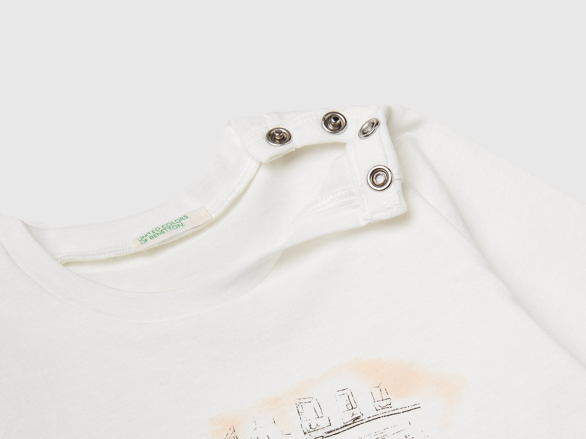 T-shirt con stampa in rilievo
