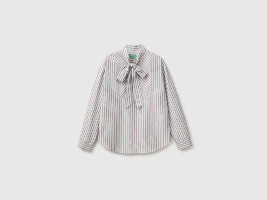 Camicia a righe con fiocco al collo