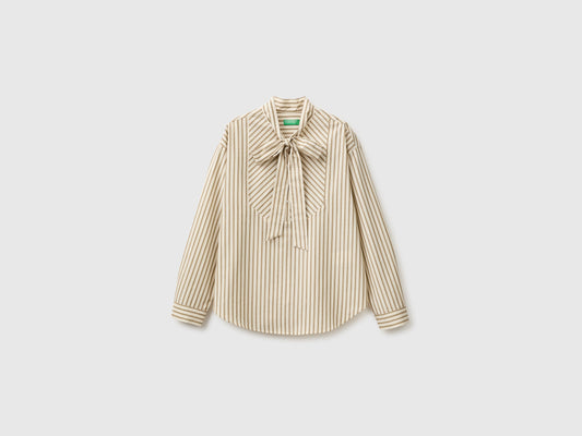 Camicia a righe con fiocco al collo