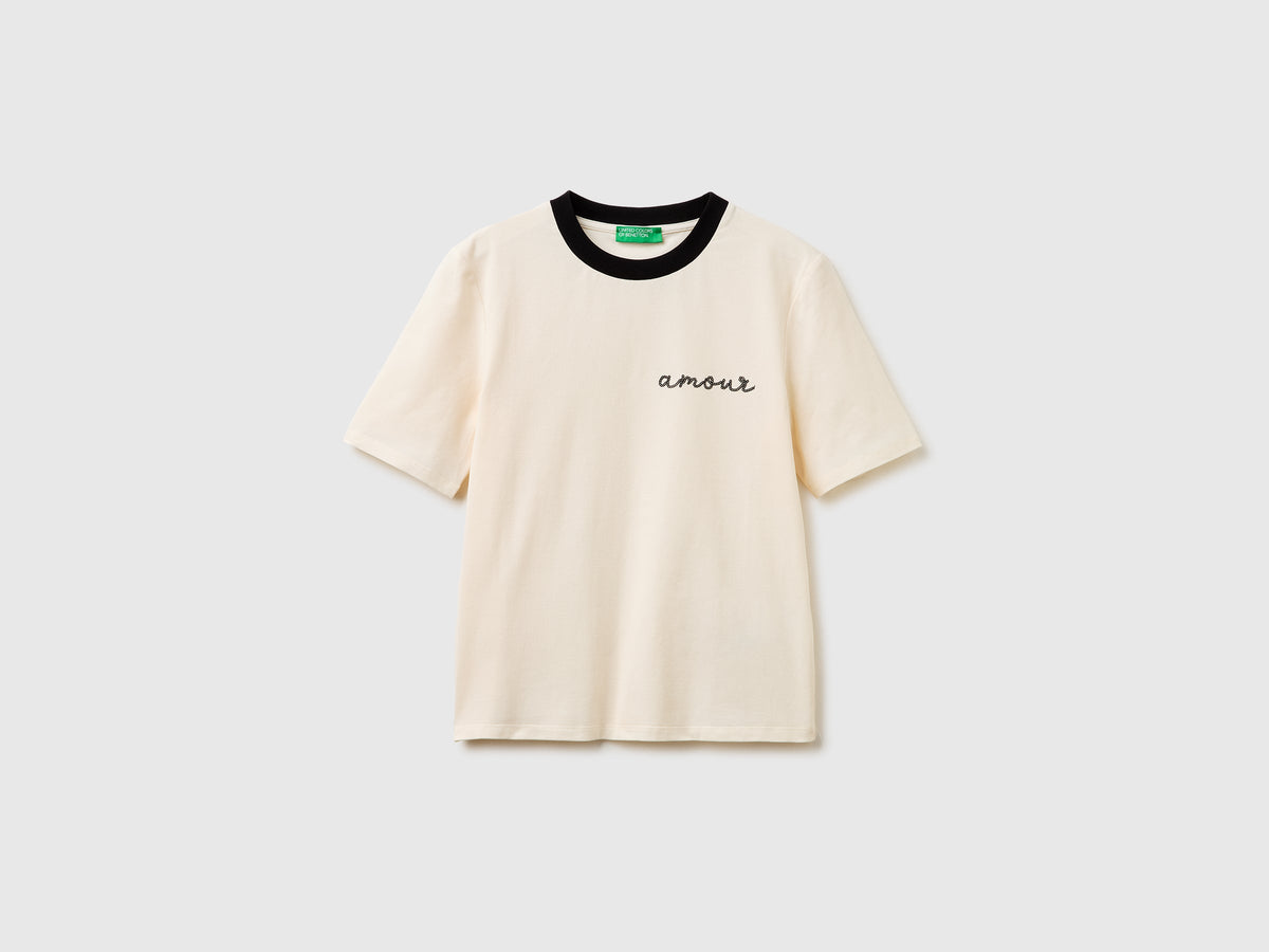 T-shirt con ricamo "amour"