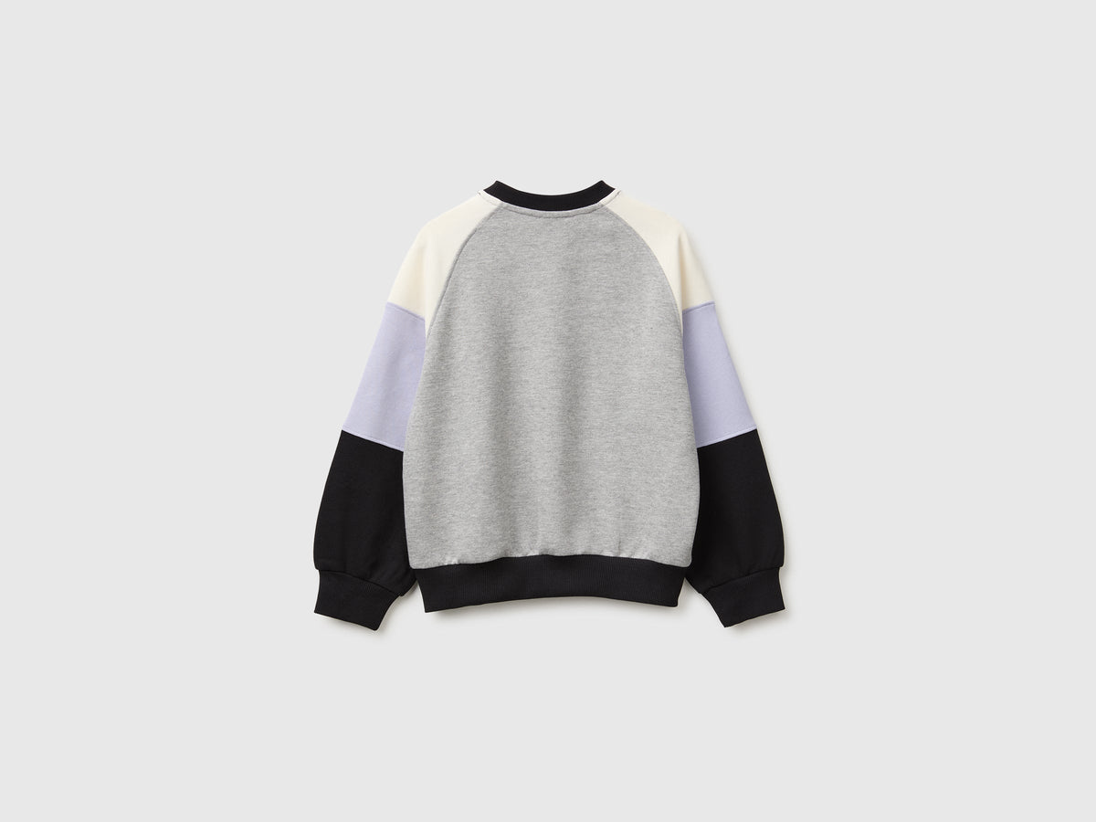 Felpa color block con ricamo