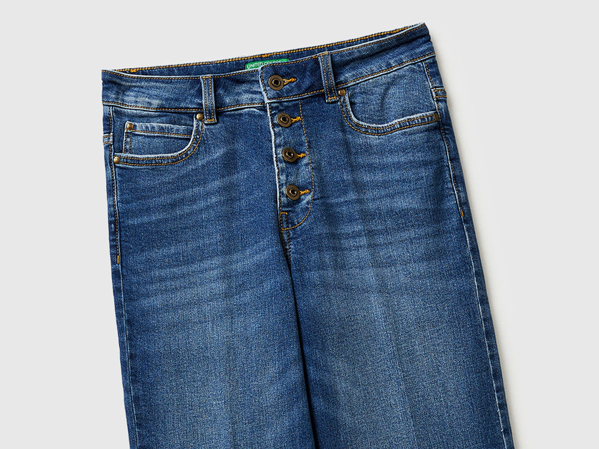 Jeans flare con bottoni