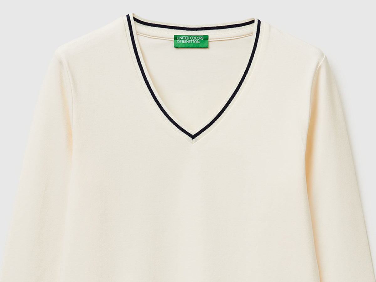 T-shirt aderente scollo a V