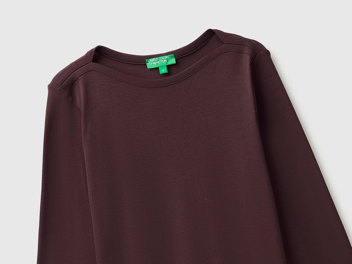 T-shirt slim fit con scollo a barchetta