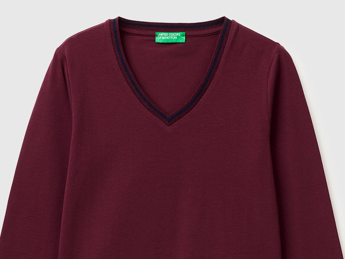 T-shirt aderente scollo a V