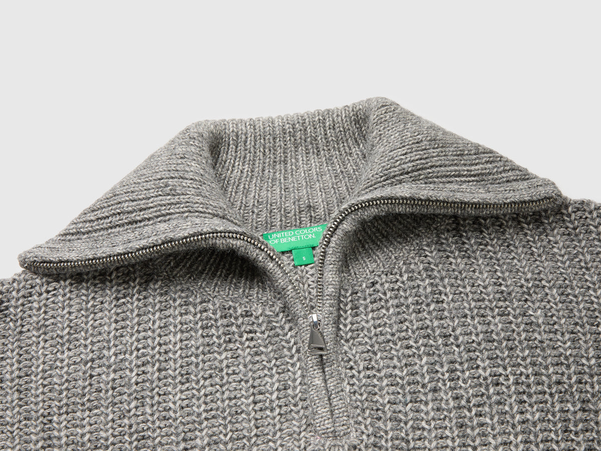 Maglia mélange con collo alto e mezza zip