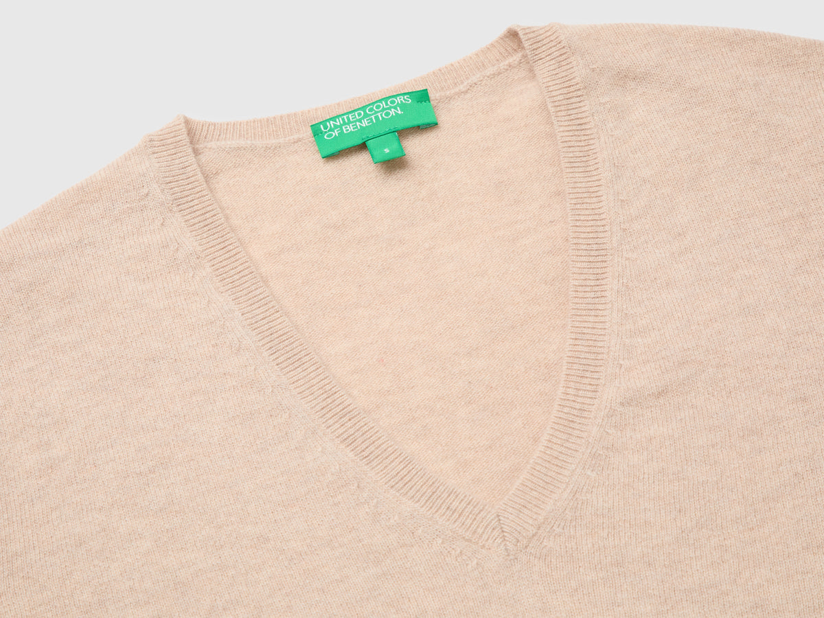 Maglia scollo a V beige in pura lana Merino