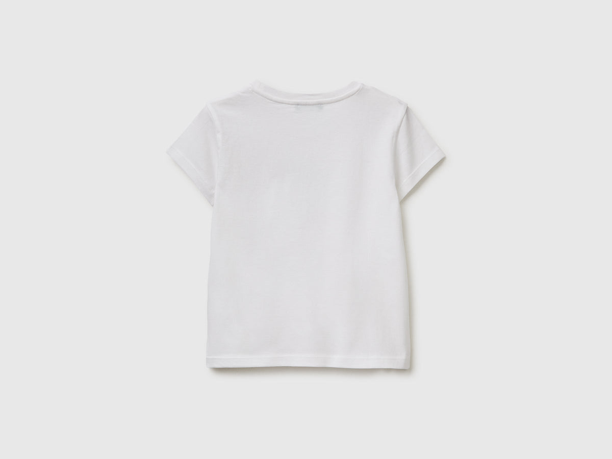 T-shirt con stampa e glitter