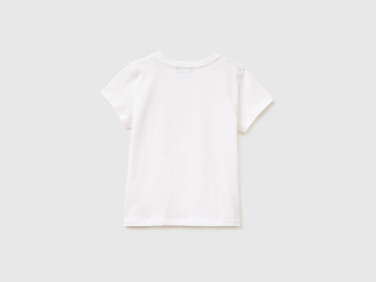 T-shirt con stampa e glitter