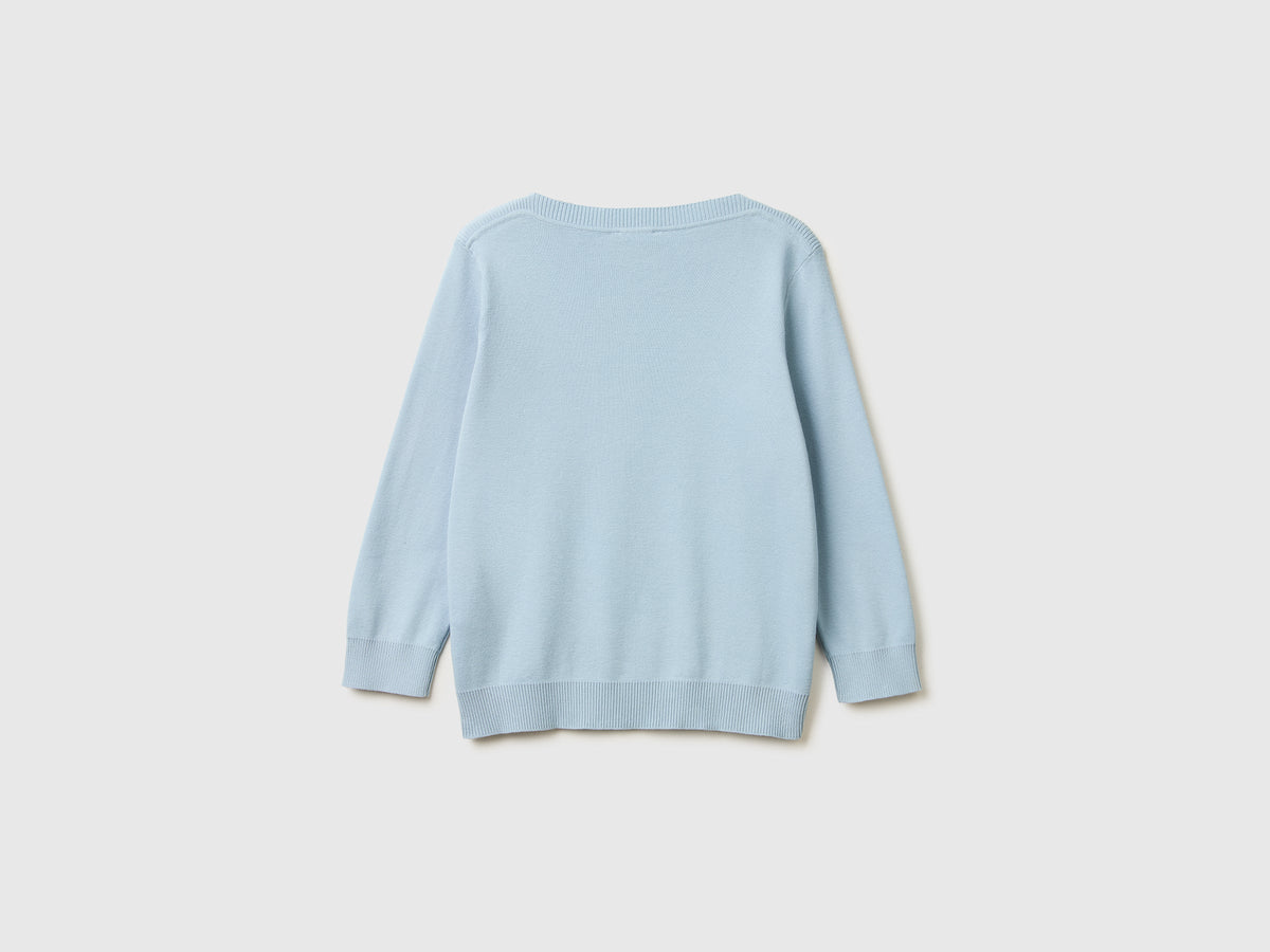 Maglia azzurra con scollo a barchetta