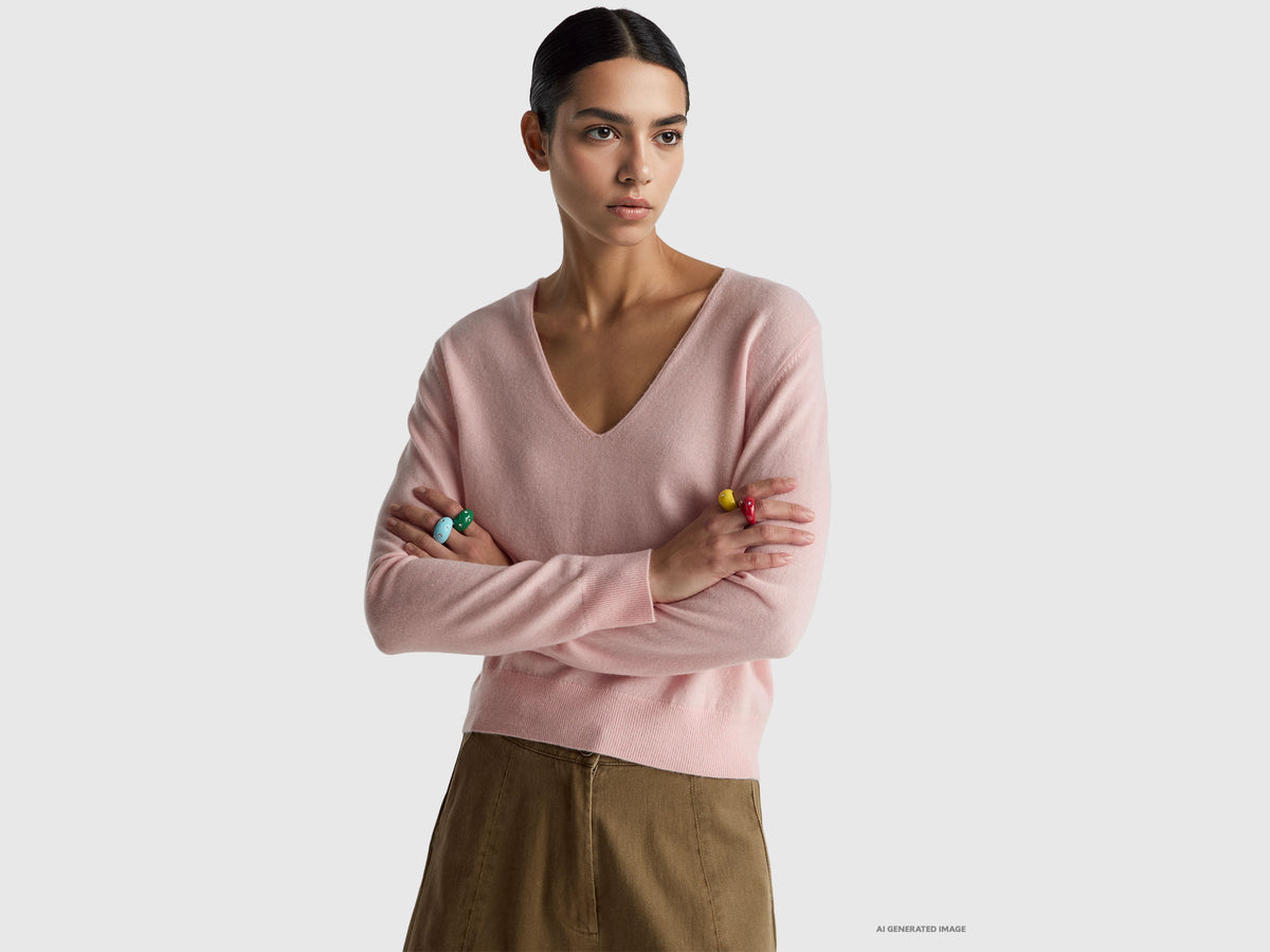 Maglione rosa cipria con scollo a V in pura lana Merino