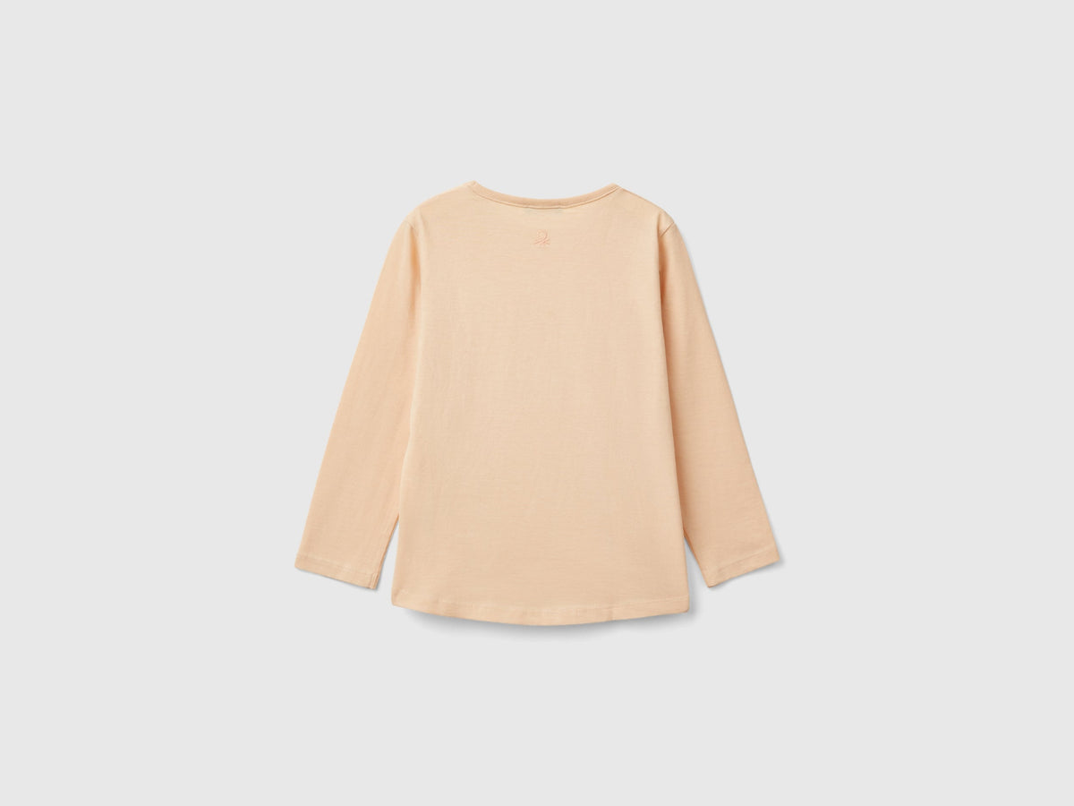 T-shirt con stampa e paillettes