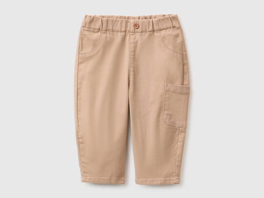 Pantaloni con taschino ricamato