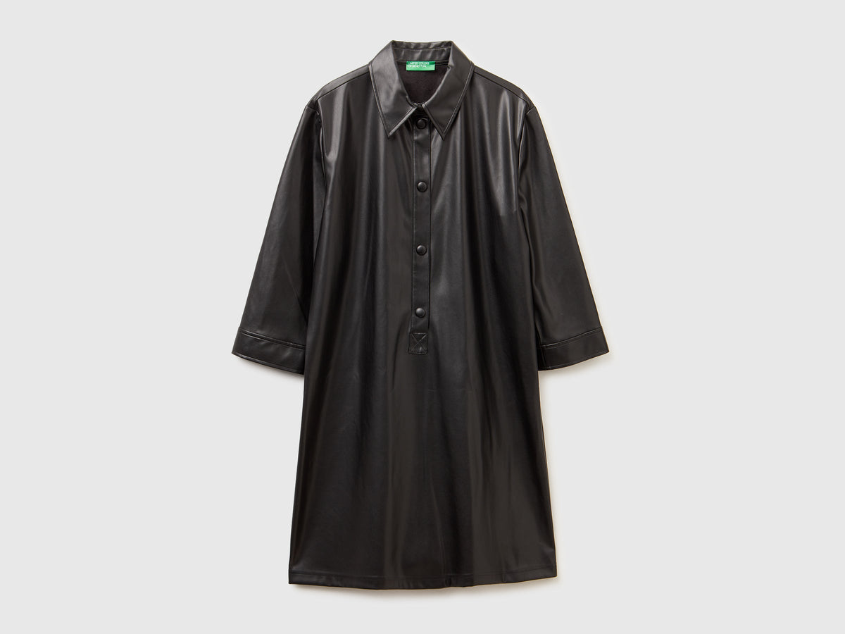 Vestito con colletto in tessuto spalmato