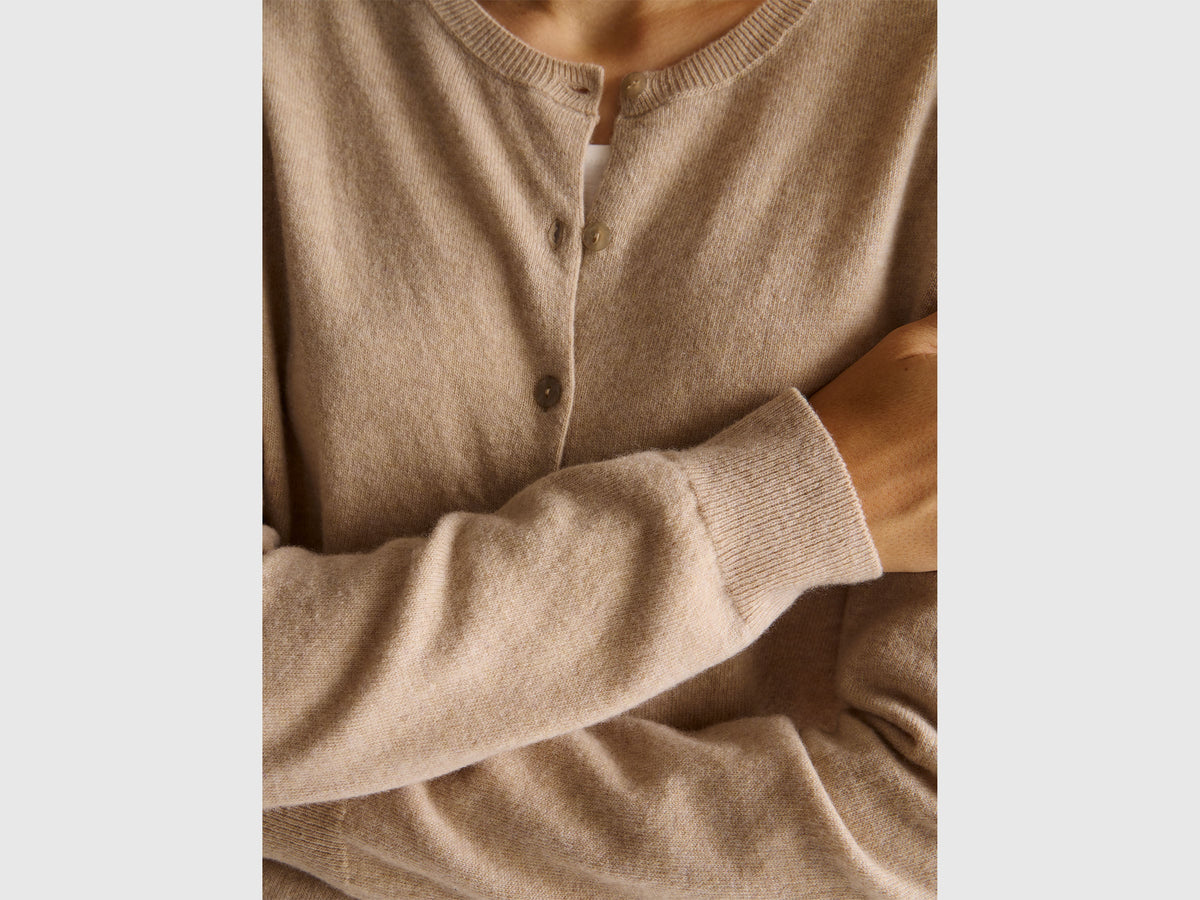 Cardigan girocollo beige in pura lana Merino